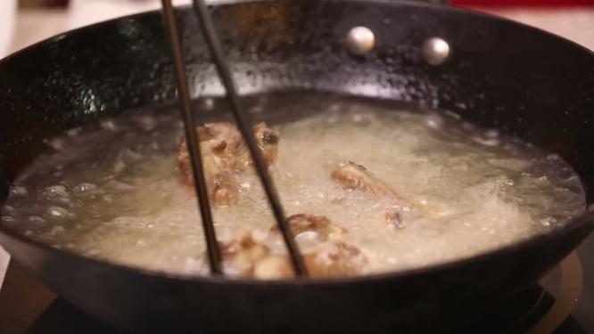【镜头合集】热油炸香酥小排
