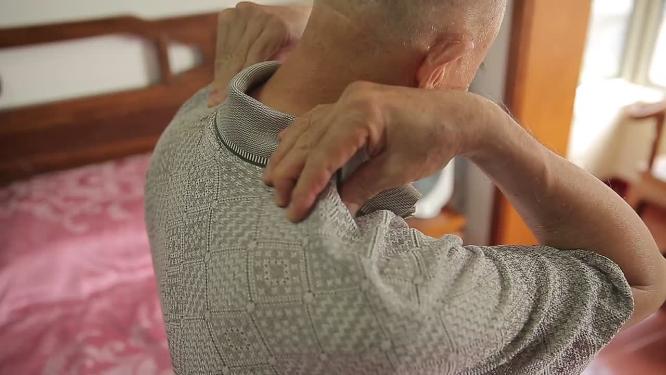 【镜头合集】父亲爷爷腰酸背痛颈椎病捶打敲肩