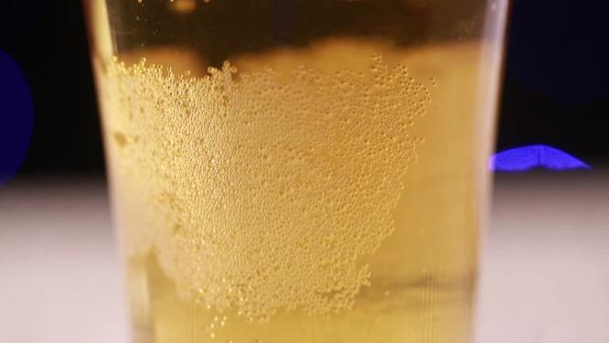 【镜头合集】玻璃杯倒啤酒泡沫