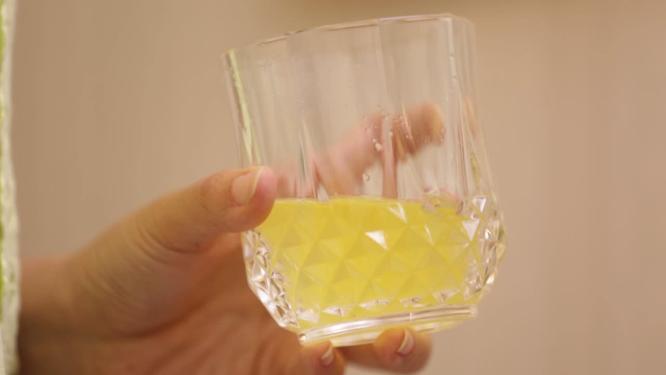 【镜头合集】玻璃杯倒果汁喝果汁橙汁菠萝汁芒果汁黄色果汁