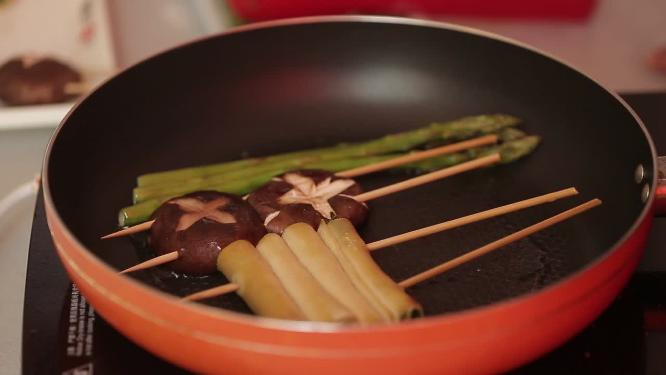 【镜头合集】穿香菇串烤香菇烤蔬菜