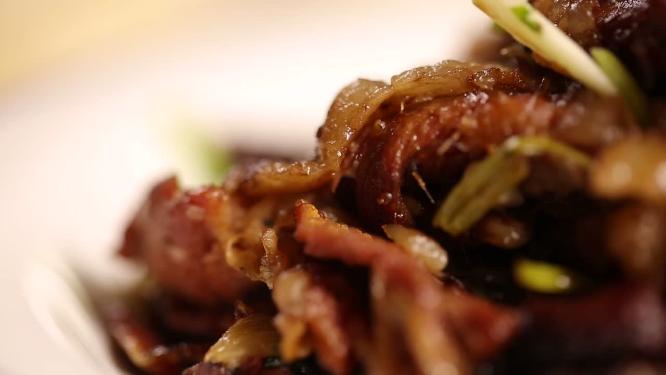 【镜头合集】饭店后厨制作老北京炒烤肉夹馍