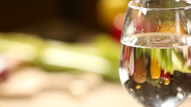 【镜头合集】透明杯子倒白酒喝酒