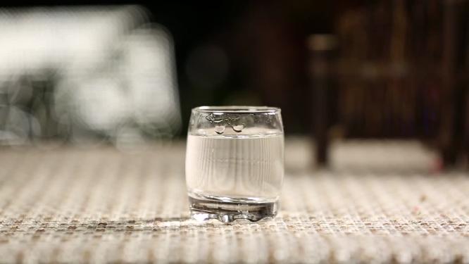 【镜头合集】高度白酒口杯玻璃杯倒酒