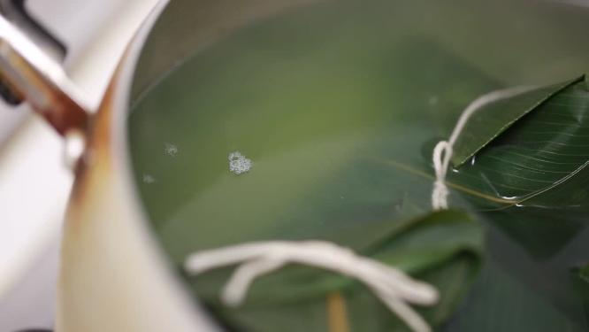 灶台小锅煮粽子