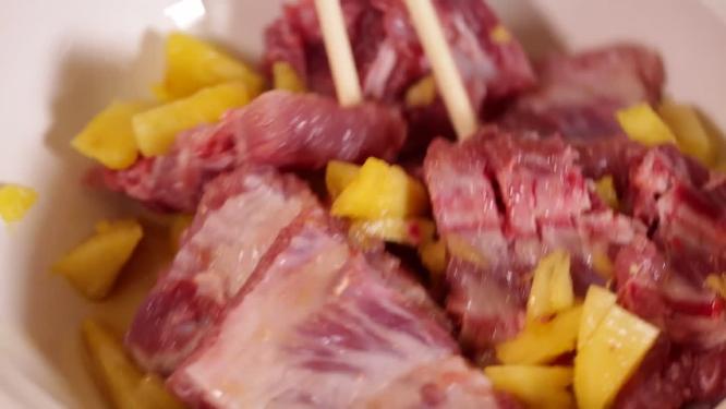 用菠萝果肉腌制排骨菠萝小排
