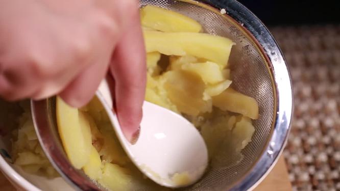 蒸土豆碾碎过筛制作土豆泥