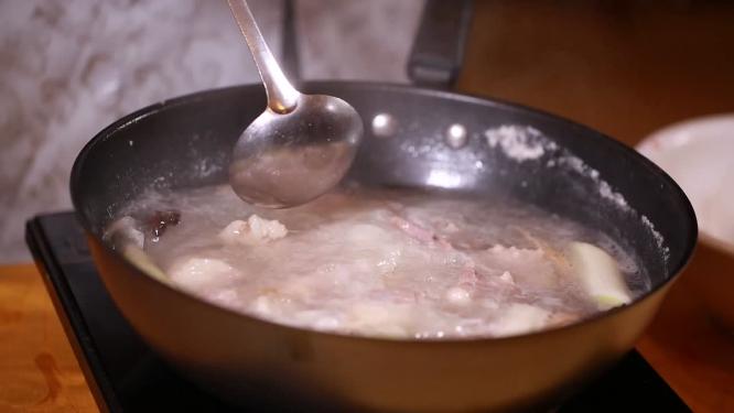 香料汆烫牛肉去血沫