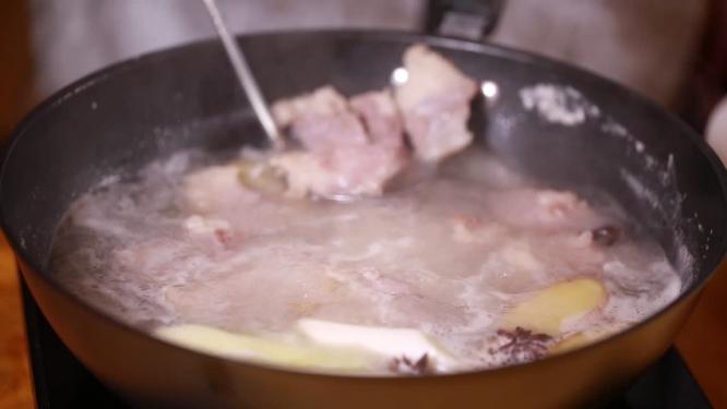 香料汆烫牛肉去血沫