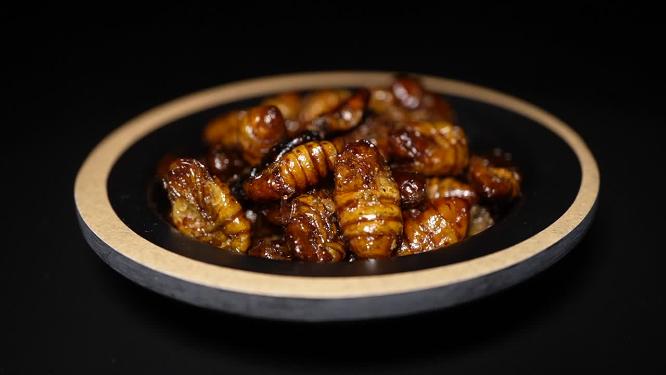 香酥蚕蛹下酒菜食用昆虫