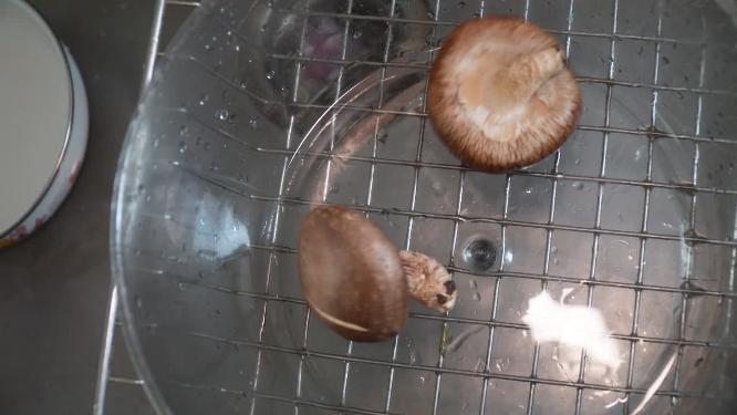 主妇清洗香菇切香菇