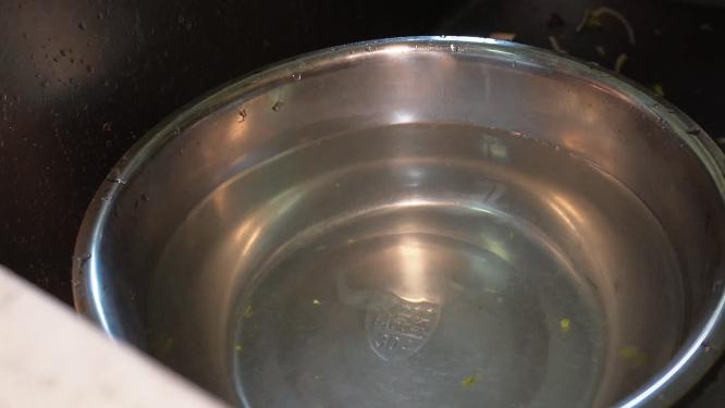 主妇做饭洗土豆切土豆片削土豆皮