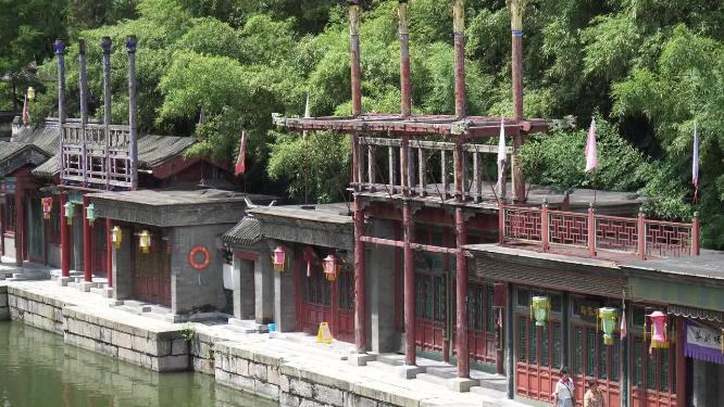 临江邻水河边水边河道沿岸的古建筑景点