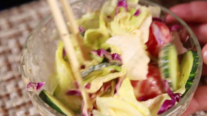 各种蔬菜搭配制作营养沙拉