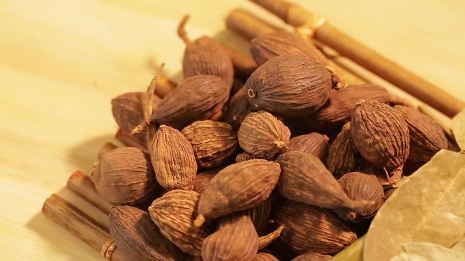 各种香料草果香叶大料花椒麻椒
