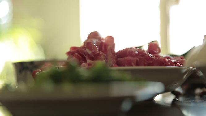 吃羊肉卷涮羊肉