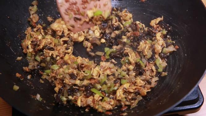 平底锅炒制云南黑三剁