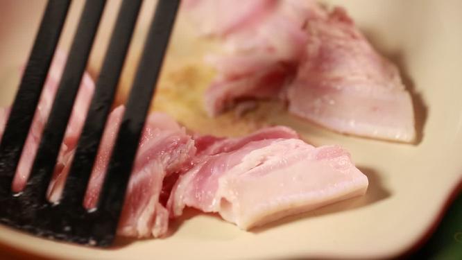 平底锅炒猪肉片