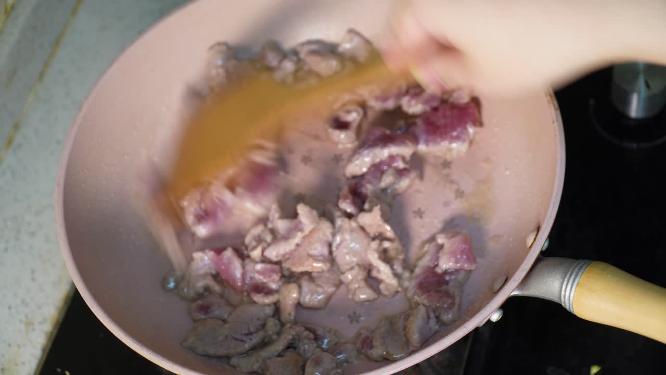 平底锅炒空心菜肉片做饭家常菜