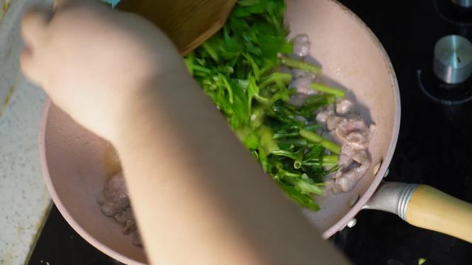 平底锅炒空心菜肉片做饭家常菜