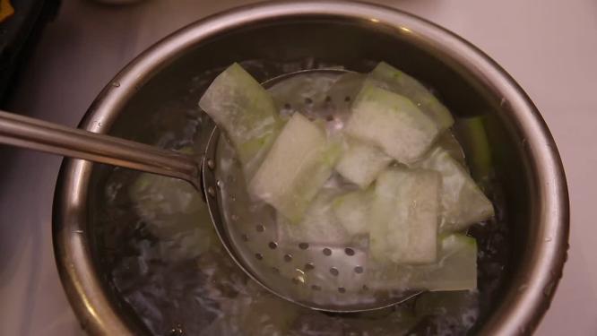 开水汆烫冬瓜片