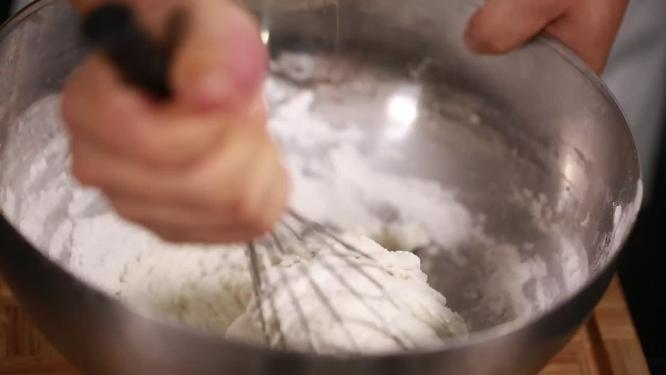 打蛋器搅拌蛋糕奶油面糊做西点