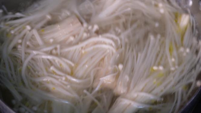 清洗金针菇蘑菇焯水