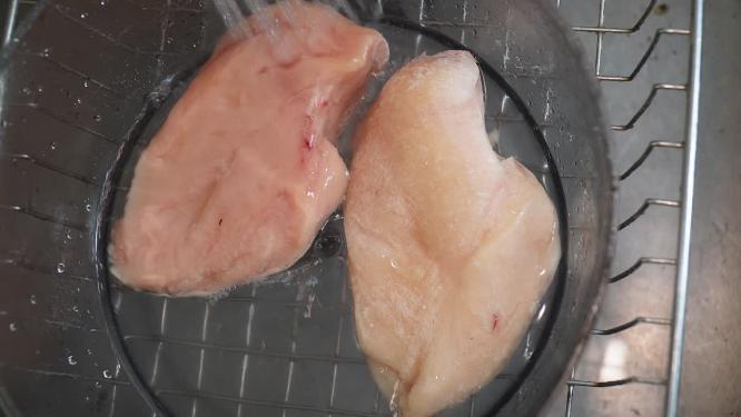 清洗鸡胸肉切鸡胸肉加入调料腌制