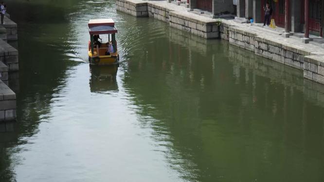 码头河里湖里的游船客船