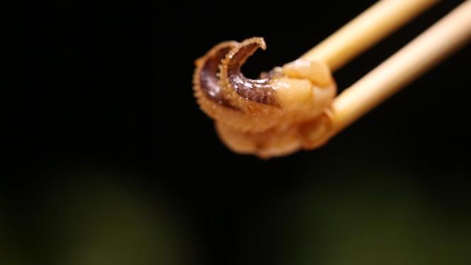 筷子夹起回锅豆腐