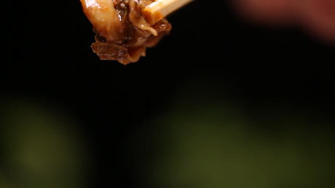 筷子夹起回锅豆腐