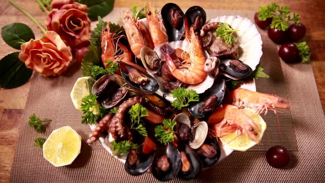 红烩海鲜焖煮海鲜西餐主厨制作扇贝大虾