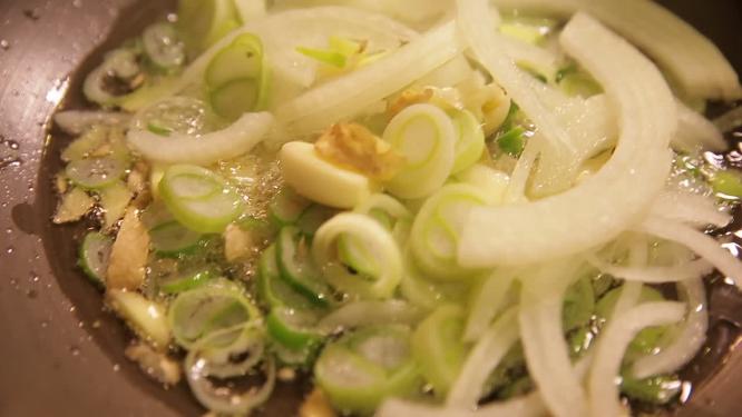 葱姜炝锅炒制底料