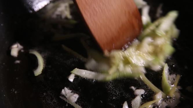 葱姜炝锅炒榨菜