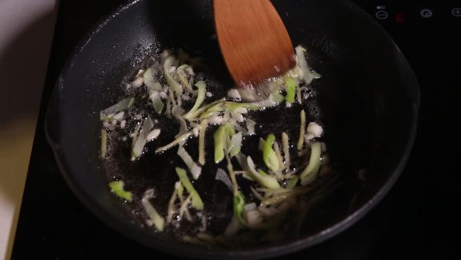 葱姜炝锅炒榨菜