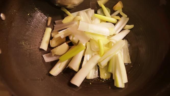 锅中加葱姜炒制麻辣香锅底料