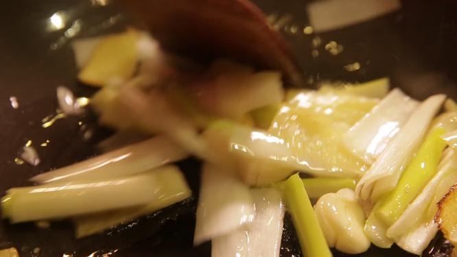 锅中加葱姜炒制麻辣香锅底料