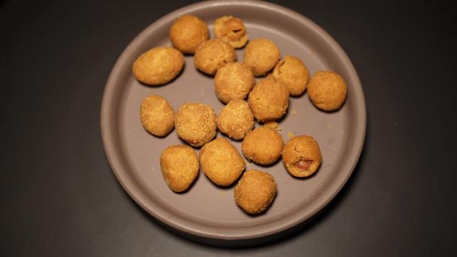 零食怪味花生鱼皮花生休闲小吃