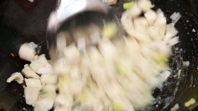 鸡丁淀粉上浆炒制鸡丁