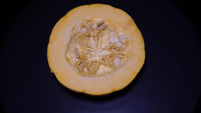 切开的小黄金贝贝南瓜籽南瓜瓤