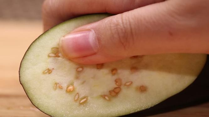 切开的茄子瓤茄子籽茄子肉