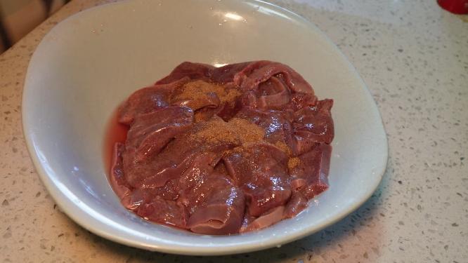 切猪肝去腥加调料腌制入味
