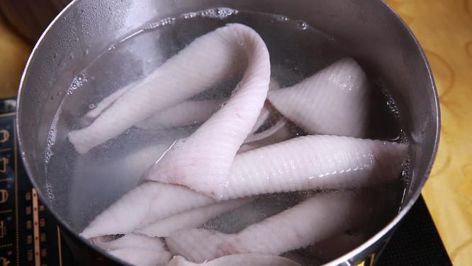 切猪蹄煮猪皮焯水去腥