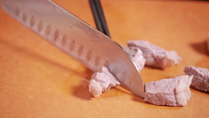 清水焯牛肉煮牛柳切开看肉质