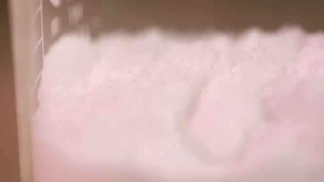 烧杯中装白色化学粉末