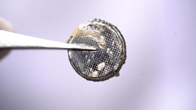 烧焦漏电的纽扣电池