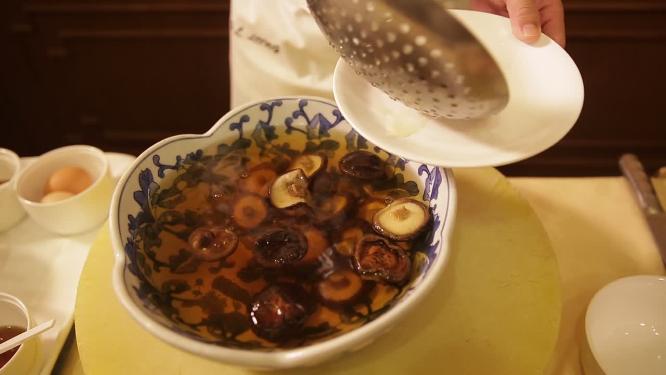 青花瓷碗泡发香菇