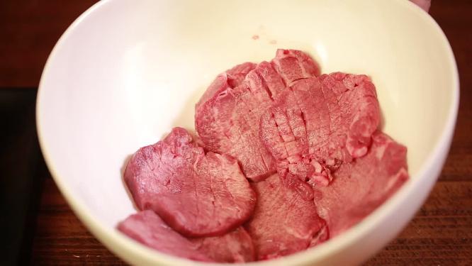 【镜头合集】加调料腌制牛舌去腥