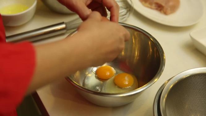 【镜头合集】厨师磕鸡蛋打鸡蛋