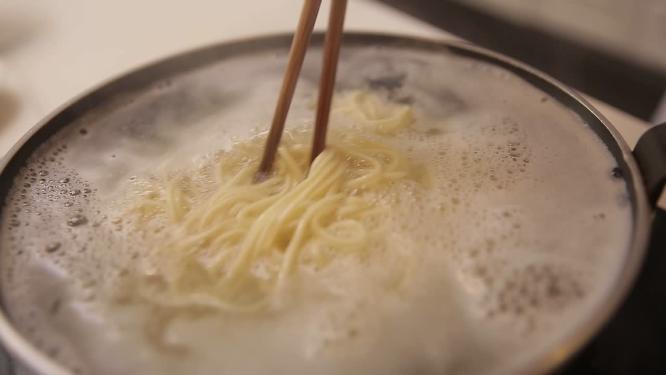 【镜头合集】后厨大锅煮面条